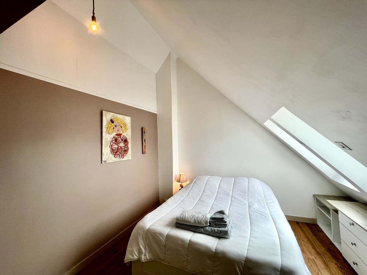 slaapkamer 4 met tweepersoonsbed met badkamer, dressoirs en uitzicht op zee