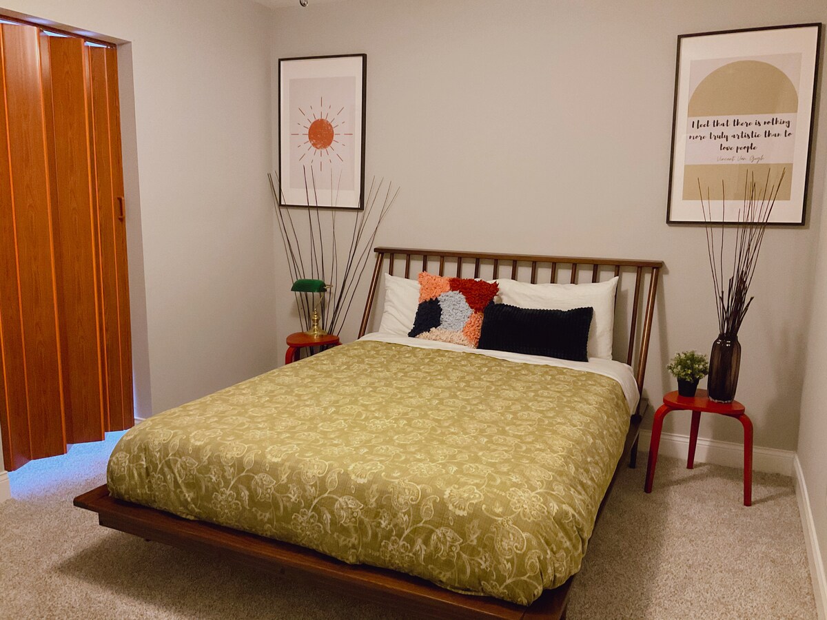 חדר שינה שלישי מאחור - קווין 