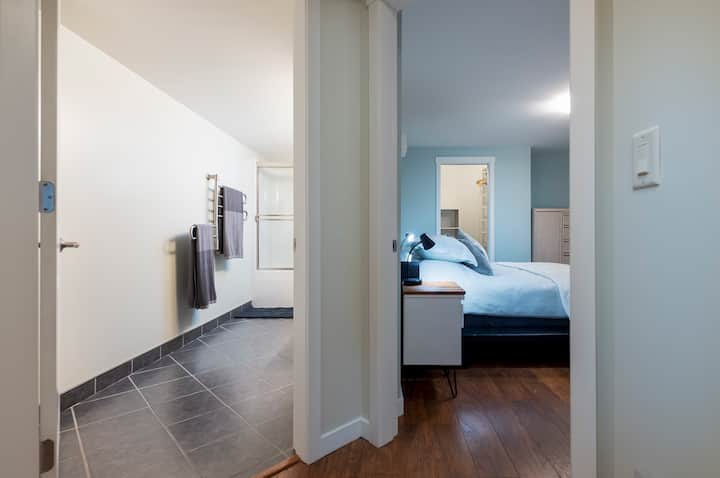 Поглед кон спалната соба и бањата