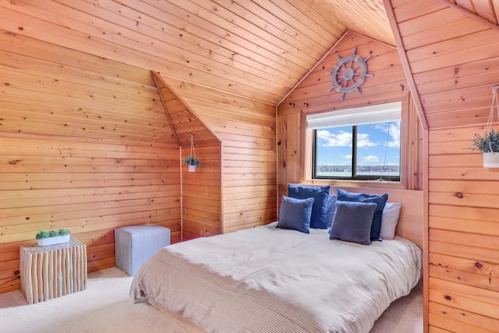 Al piano superiore, troverai un'ESCLUSIVA camera da letto con pannelli in legno, un futon grande, una smart TV da 40"e un bagno completo!