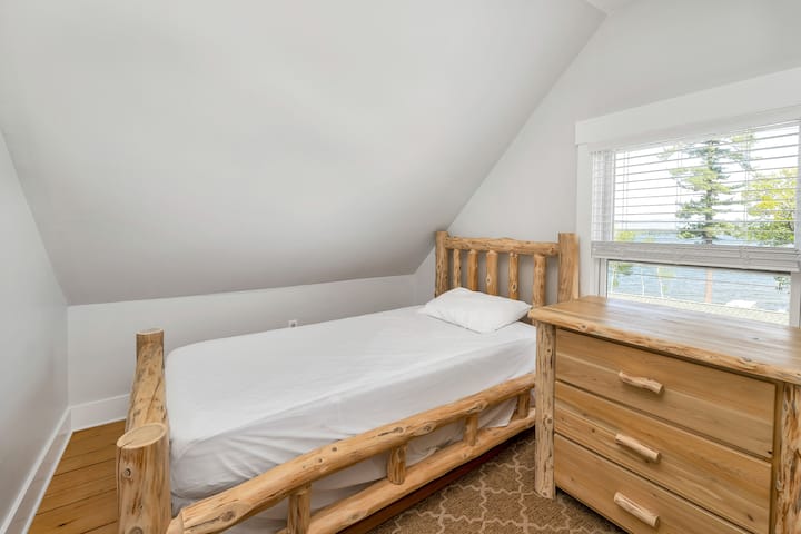 Druhá spálňa, 1 veľká manželská posteľ a 1 dvojlôžková izba