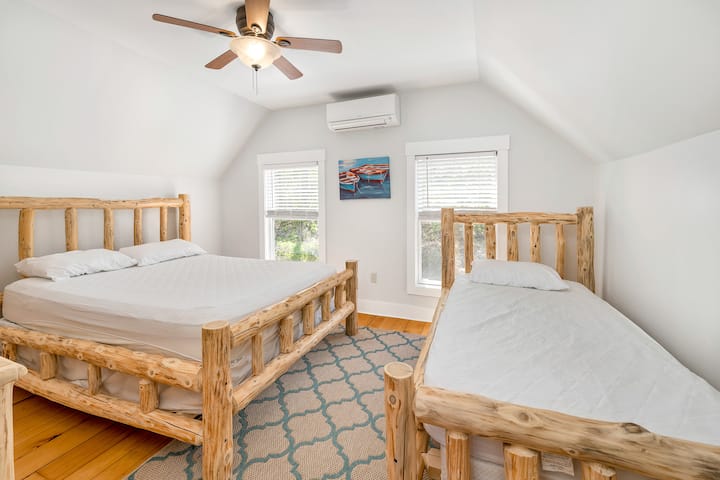 1. spálňa, 1 veľká manželská posteľ a 1 dvojlôžková izba