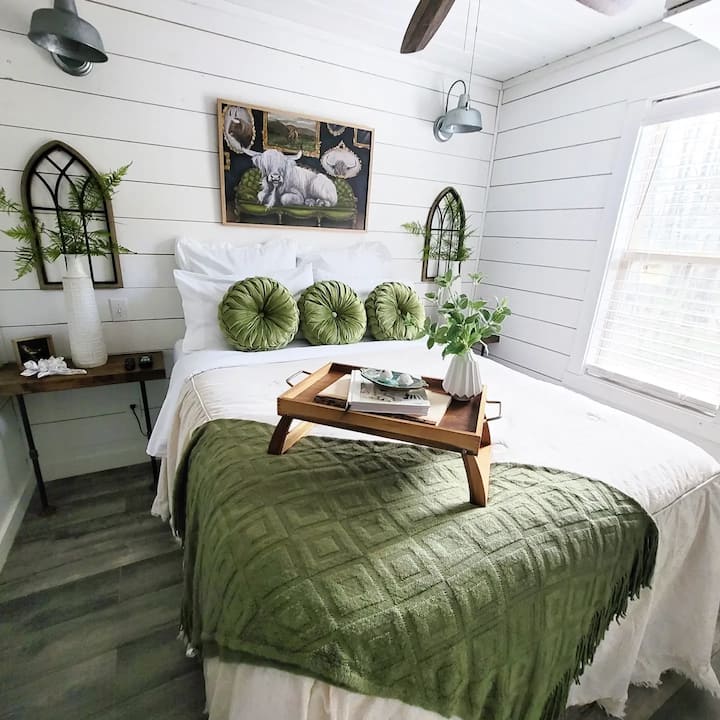5 Star Luxe Creekside Cottage in the Woods