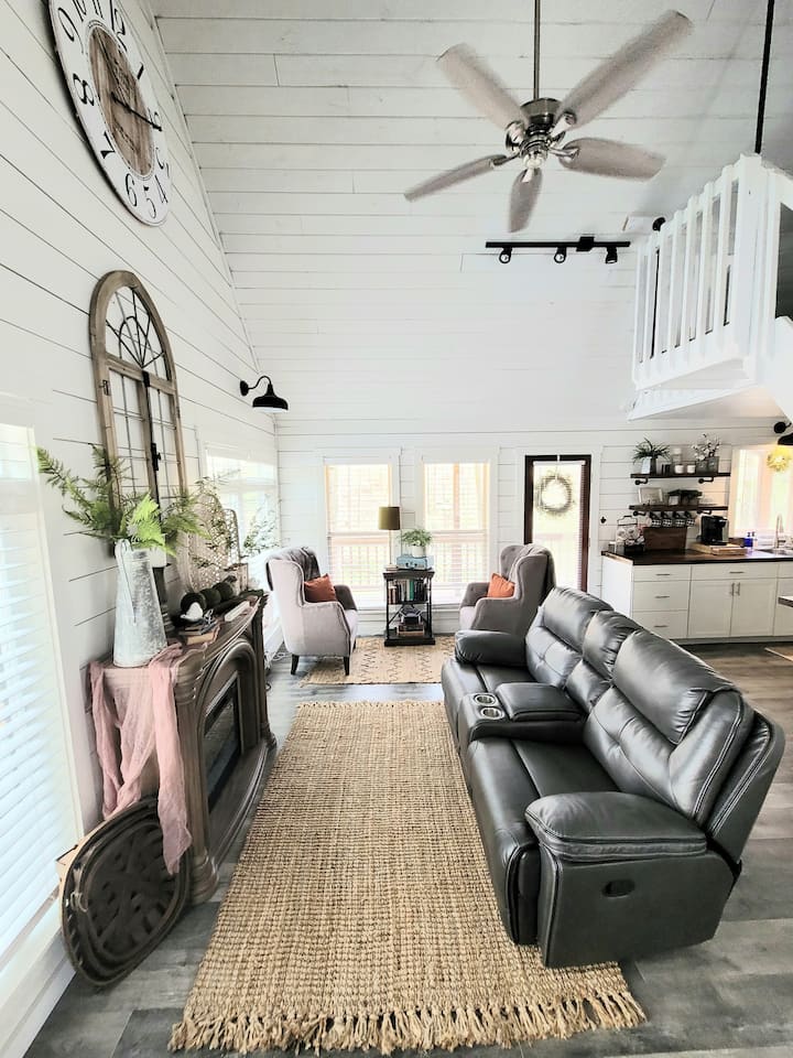 5 Star Luxe Creekside Cottage in the Woods