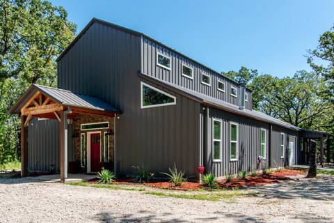 Private Luxe Barndominium, 166 ac. 3 ponds, Horses