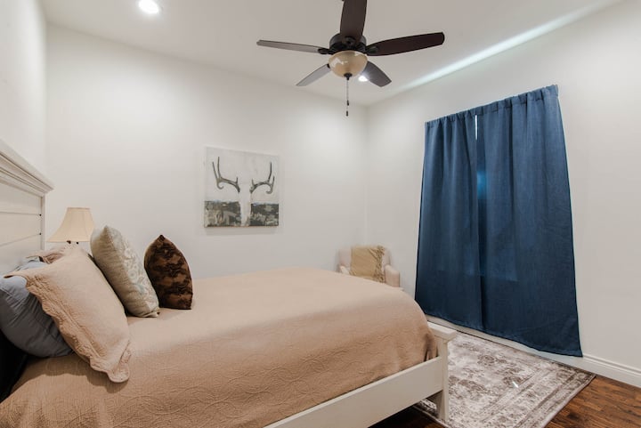 Queen guest room in front.