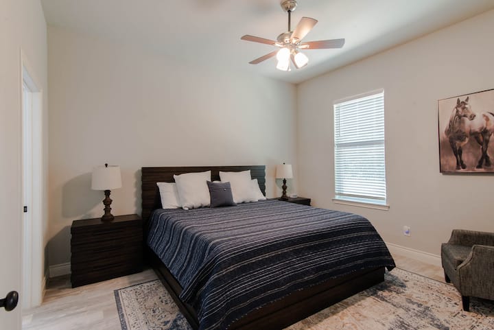 Back unit master. King bed and smart TV. Ensuite off master with large walk in closet that we use as a nursery with crib.
