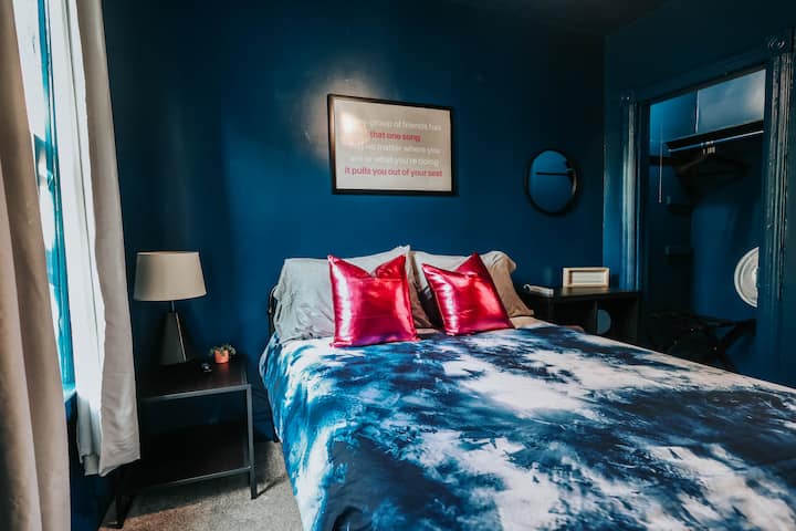 Bedroom 4, Girls Trip, Full Bed, 2nd Floor.
This room has 4 pillows, hangers, a side table +cube, wall mirror, Roku TV, lamp, luggage rack and room darkening drapes.