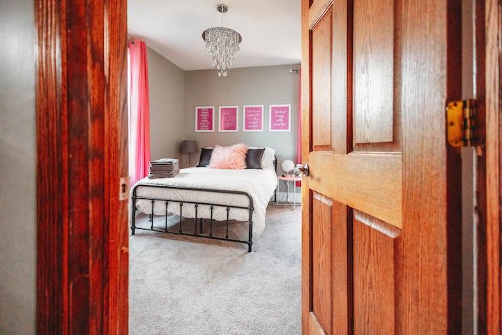 Bedroom 3, Legally Blonde, Full Bed, 2nd Floor.
This room has 4 pillows, hangers, side tables, a Roku TV, lamps, a fan, a mirror, luggage rack and room darkening drapes.