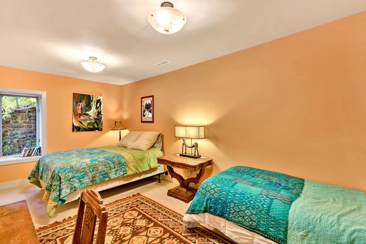 Chanterelle or the "cave" bedroom is on the downstairs level. Complete with a queen bed and a twin bed. 
