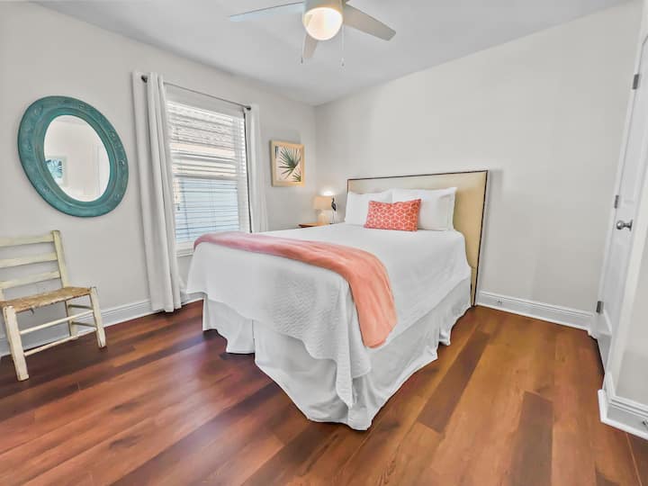 Брачната спална соба е удобна и има сопствена бања на горниот кат. Има завеси за затемнување.