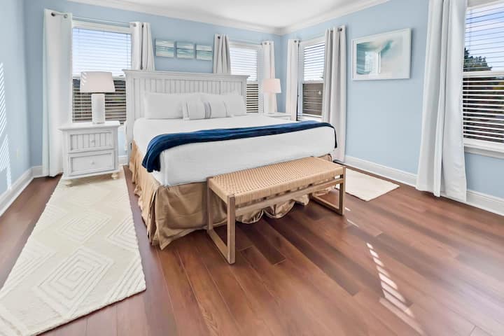 Главната спална соба е прилично голема и има завеси за затемнување на секој прозорец за оптимални услови за спиење.  Брачниот душек е сосема нов.
