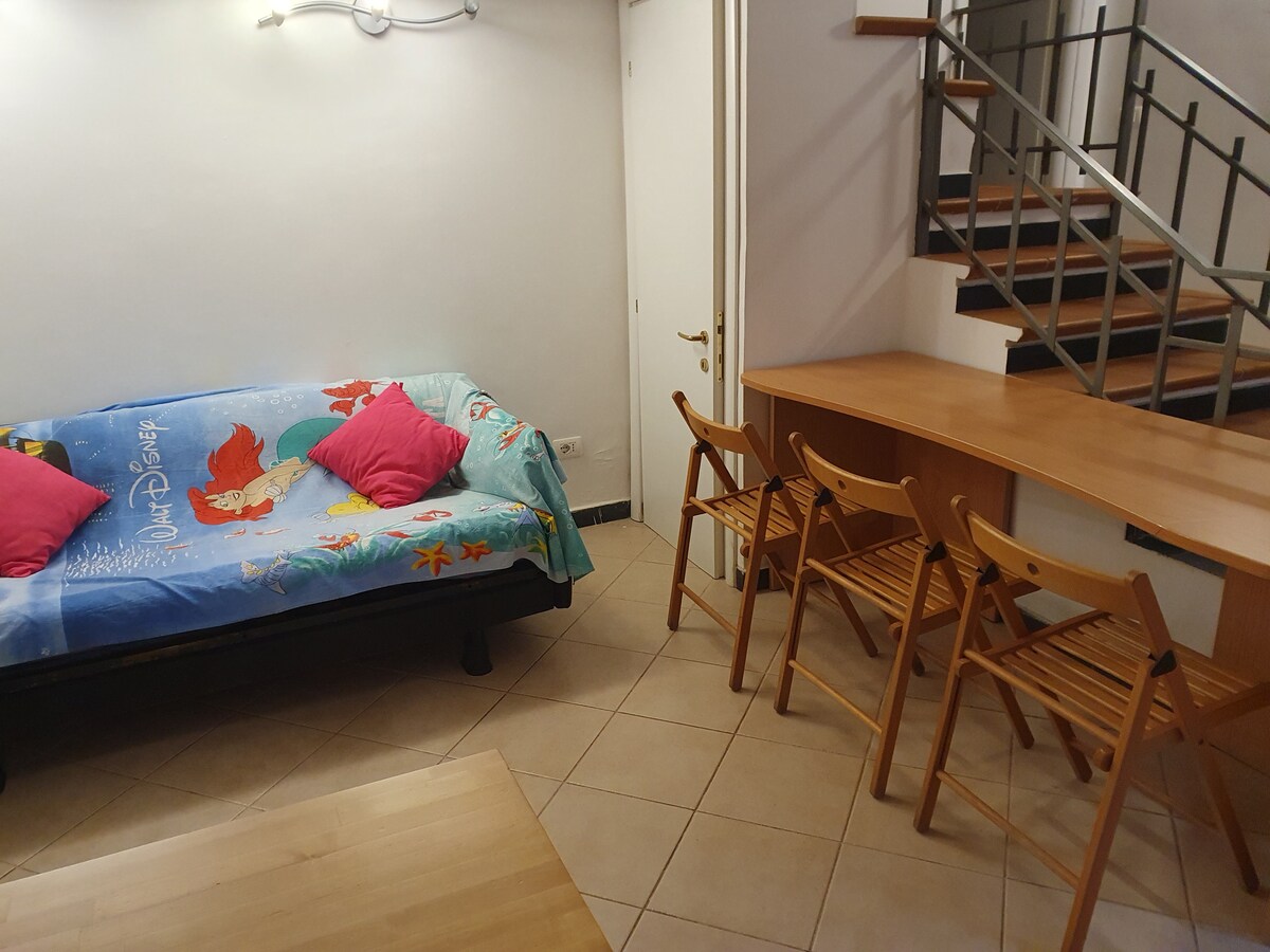 โซฟาเบดและโต๊ะทำงาน