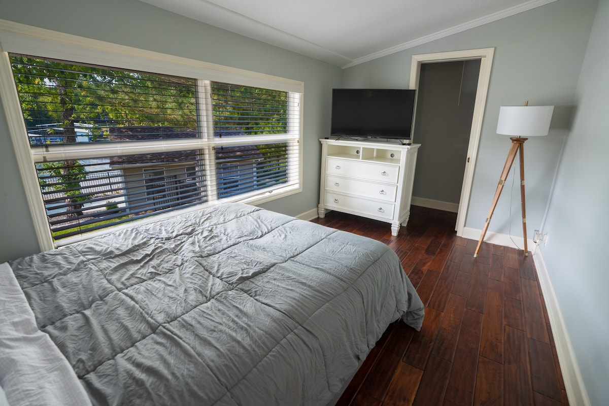 GOSTINJSKA KUĆA - 2. spavaća soba - bračni krevet (širine 150-179 cm)