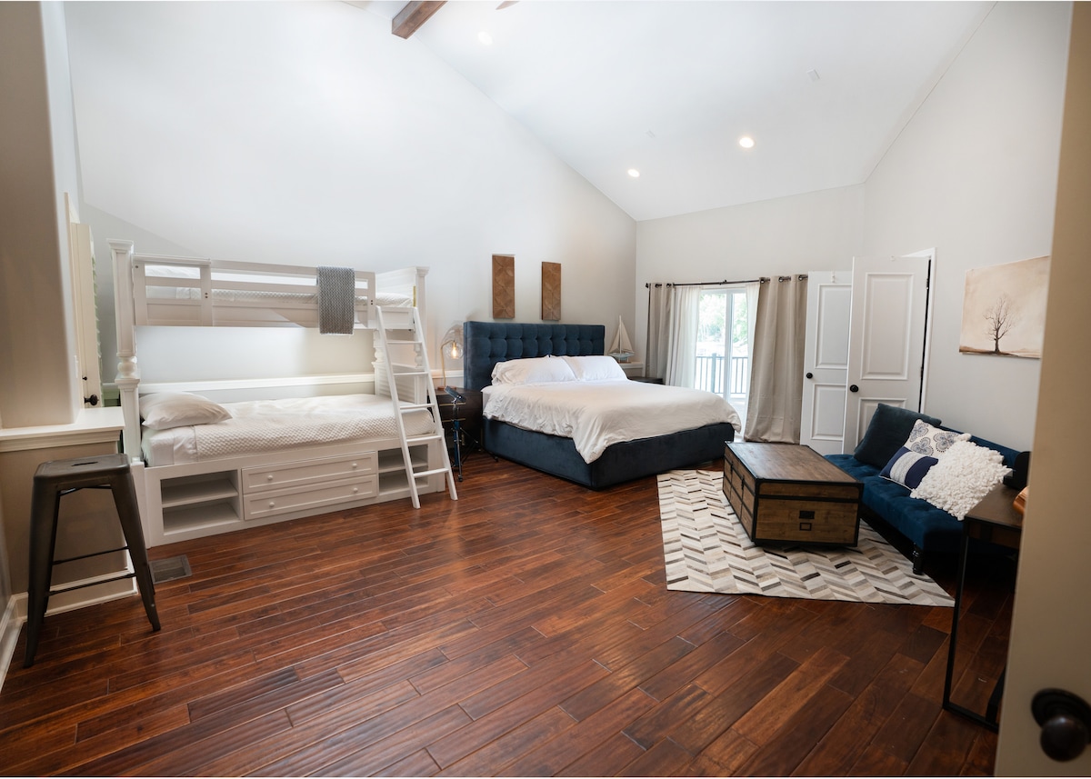 GLAVNI SMJEŠTAJ - obiteljski apartman s bračnim krevetom, krevetima na kat i kupaonicom s WC-om! za 5 osoba