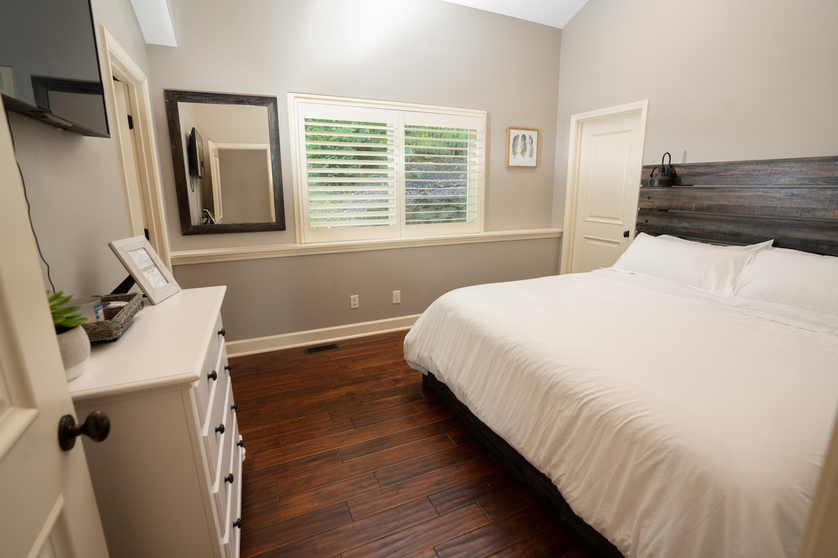 GLAVNI SMJEŠTAJ - spavaća soba br. 2. bračni krevet (180x200) s pripadajućom kupaonicom Jack & Jill.  Spavaćih soba: 2.