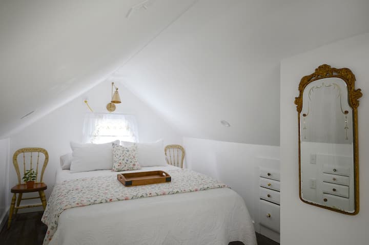 Le lit du deuxième étage est de taille queen size. 