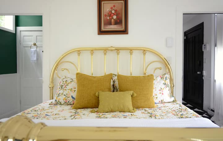 La chambre du premier étage est idéalement située près de l'entrée de la maison et dispose de sa propre salle de bain.