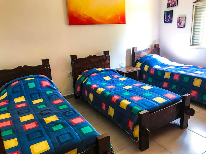 Chumba cha 2 =
Vitanda 3 vya mtu mmoja = watu 3