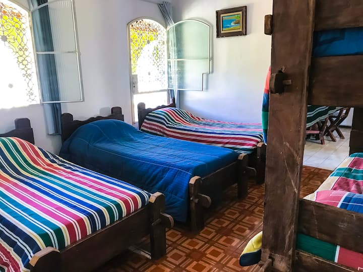 Chumba cha 3 (chumba) = 
Vitanda 3 vya mtu mmoja na kitanda 1 cha ghorofa = watu 5