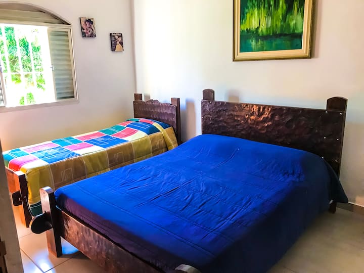 Chumba cha 1 =
Kitanda 1 cha watu wawili na kitanda 1 cha mtu mmoja = watu 3