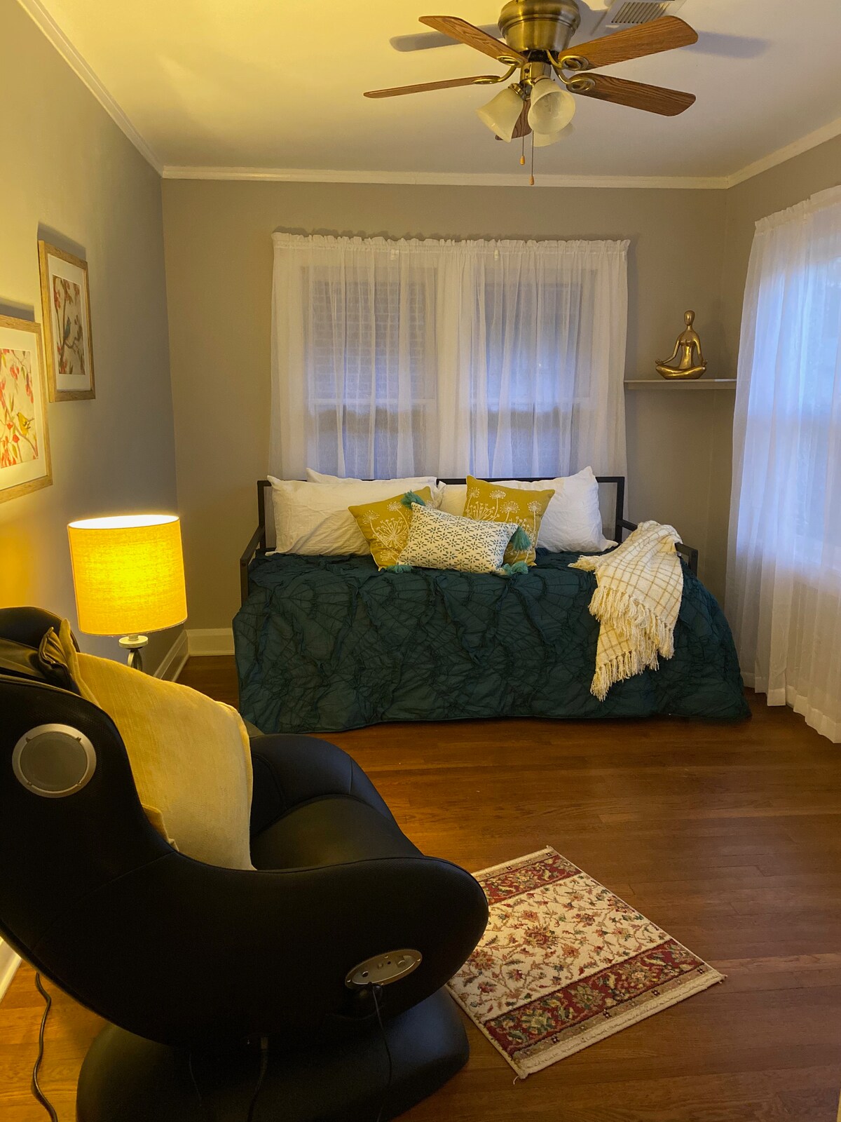 חדר שינה 3. מיטה זוגית עם מיטה נפתחת. כמו כן, תיהנו מקצת זמן השבתה בכיסא העיסוי.