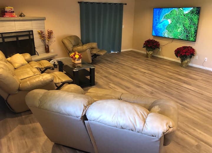 Recentemente aggiunto LG 86"Nanocell 4k TV perfetto per una serata al cinema. Netflix, Hulu e Disney+ sono collegati e pronti per l'uso.  Puoi anche riprodurre in streaming/specchio dal tuo iPhone utilizzando AirPlay2