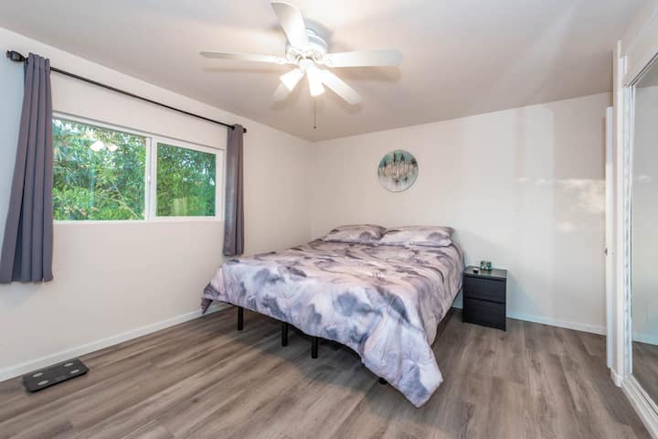 Camera da letto 2 - Materasso Ghostbed 11" Split King Memory Foam con base regolabile.  Le caratteristiche includono: massaggio alla testa e ai piedi, modalità a gravità zero, modalità lettura, modalità notte, luci a LED e 2 porte USB su ciascun lato.