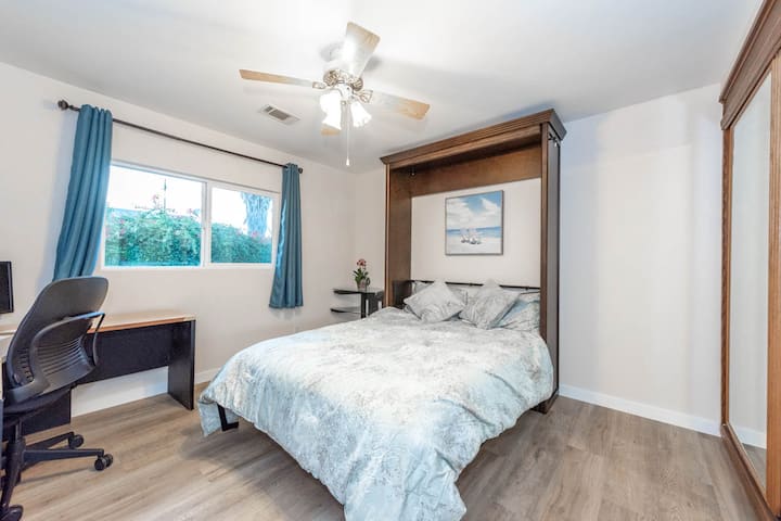 Camera da letto 3 - Letto queen-size per 2 persone. Postazione di lavoro e sedia ergonomica per WFH