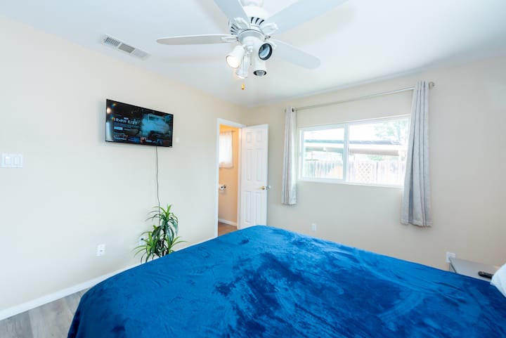 Camera padronale con letto matrimoniale e TV con Netflix