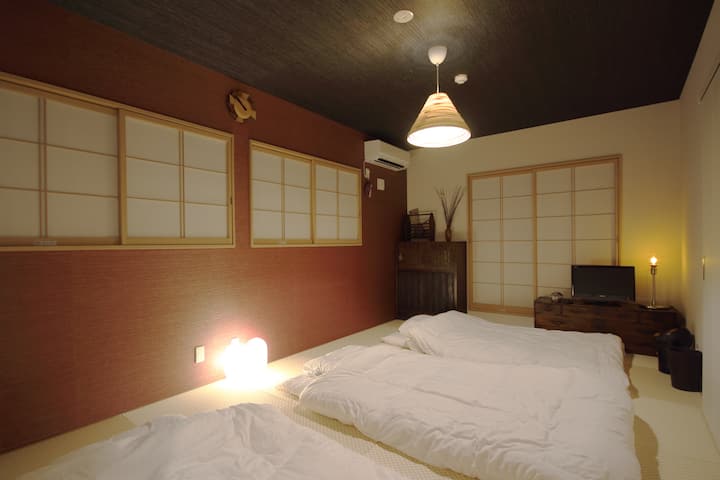 Når du har slappet af i det japanske rum, skal du lægge futonerne frem og få en god nats søvn.Sengetøjet er et komfortabelt sæt, der er blevet udvalgt efter at have besøgt fabrikken.Futonerne er rigelige, tykke, og der er masser af plads, så hvis du kan tale om din ryg uden at være ømme, har de fået ry i eksisterende faciliteter.Sengetøj, såsom lagner, leveres af fagfolk for at opretholde hotellets kvalitet og renhed.