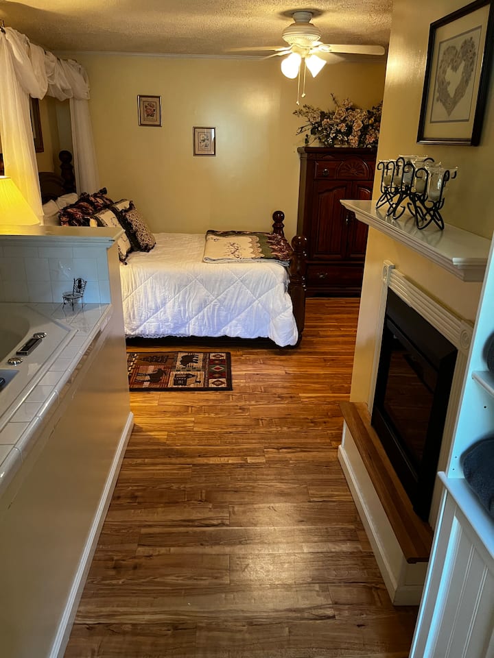 Spavaća soba i prostor s jacuzzijem