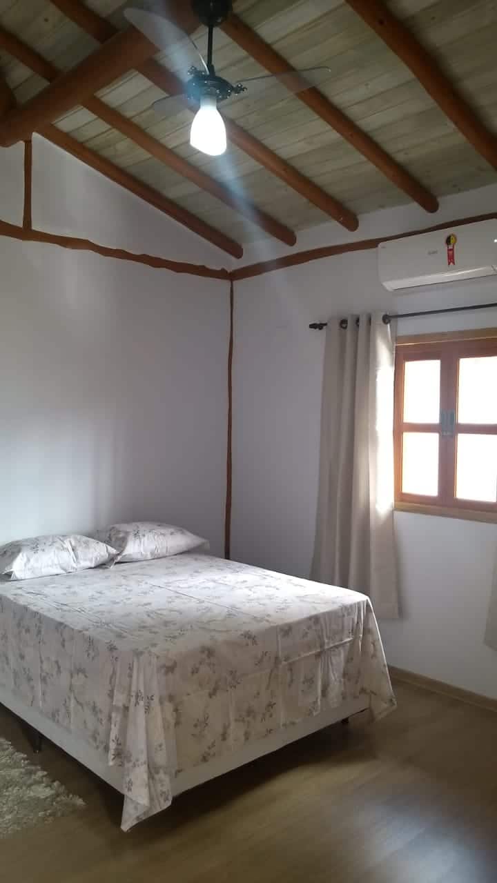 Suita 02 - Suitë e bukur në katin e dytë të shtëpisë.

Dhomë me banjë, dollap, tavan katedrale prej druri, krevat dopio, ventilator tavani dhe kondicioner.
