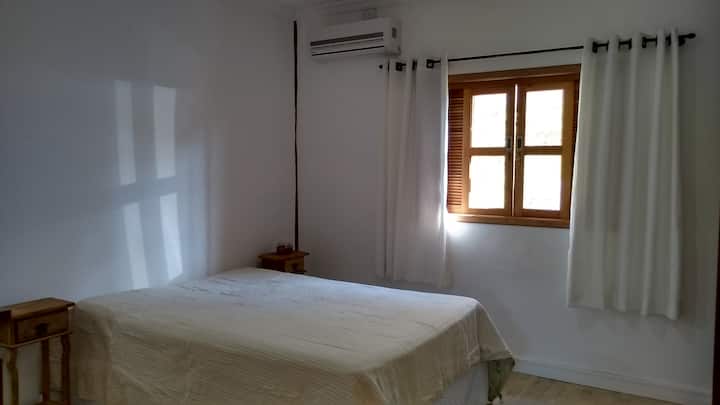 Suita 03 - Suitë e bukur në katin përdhes të shtëpisë.

Vend i rehatshëm, ideal për ata që preferojnë të shmangin shkallët "poshtë dhe lart".

Dhomë gjumi e madhe me banjë, dollap, krevat dopio dhe kondicioner.