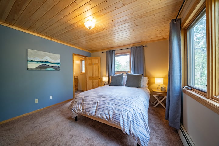 ห้องนอนควีนไซส์พร้อมห้องน้ำในตัว วิวทิวทัศน์ที่สวยงามเพื่อตื่นขึ้นมาและสูดกลิ่นอากาศบนภูเขา 