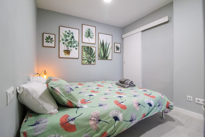 חדר שינה עם מיטה זוגית נוחה מאוד