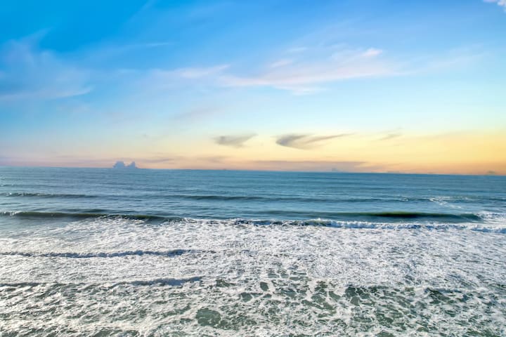 Ocean Front French Cottage in Pacifica, SFO