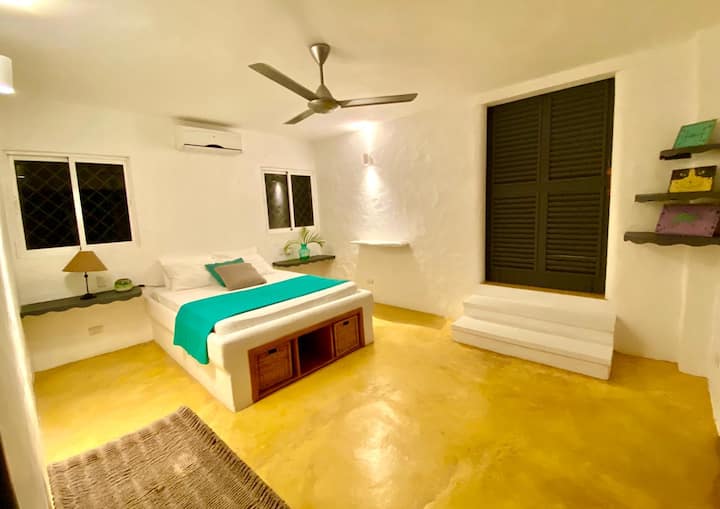 Vyumba vya kulala vya wageni 2 na AC na feni : Kitanda cha ukubwa wa Malkia