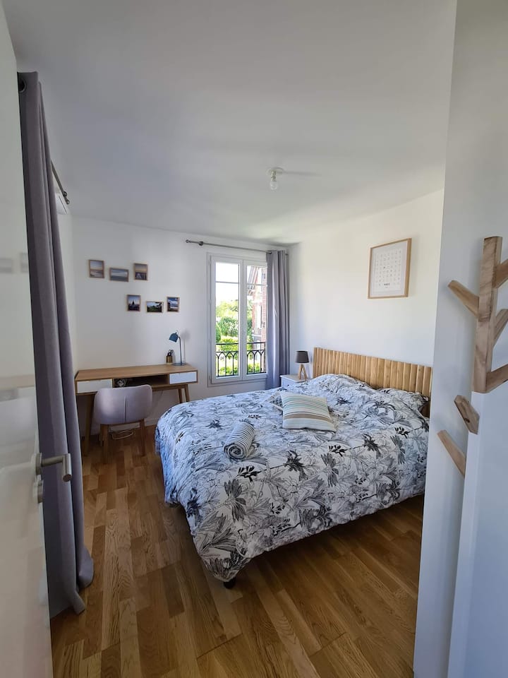 La chambre estivale avec le bureau