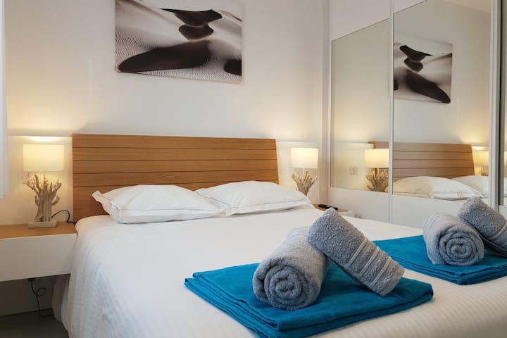 1号卧室配有更衣室的大床