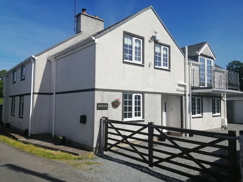 Preswylfa, hot tub & dog friendly, Mountain views