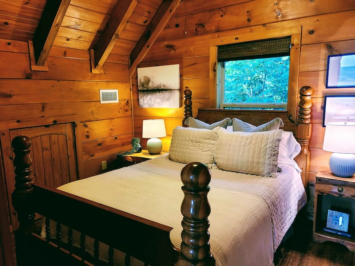 Upstairs master bedroom with a queen sized bed. It is also a memory foam mattress.