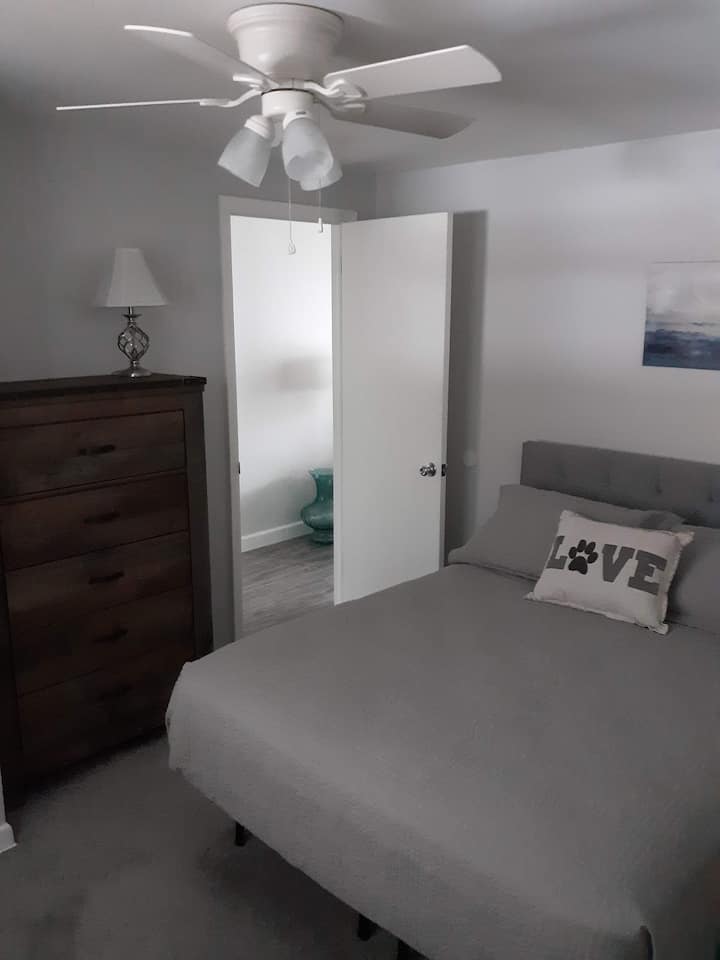 تحتوي غرفة النوم 3 على سرير كامل وخزانة ملابس وخزانة ملابس ومرآة كاملة الطول خلف الباب