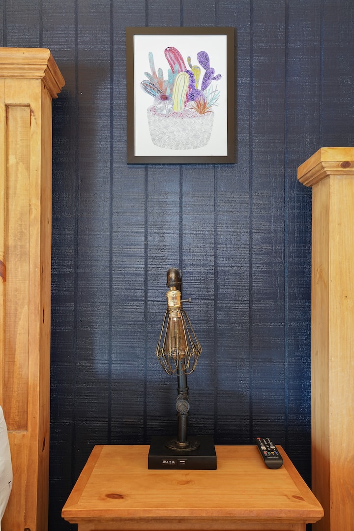 Ponorte sa do bohatej a pulzujúcej kultúry juhozápadu s našou úžasnou výzdobou, ktorá obsahuje zložité detaily, ako je tieň lampy a rám na stene. 