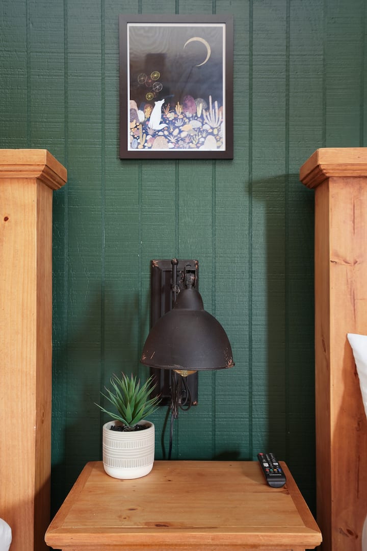 Zažite dokonalú kombináciu pohodlia a štýlu v našej spálni inšpirovanej juhozápadne. Oddýchnite si po dni strávenom na rieke s našimi 43-palcovými televízormi LG, ktoré sú ideálne na dobehnutie vašich obľúbených relácií alebo filmov.