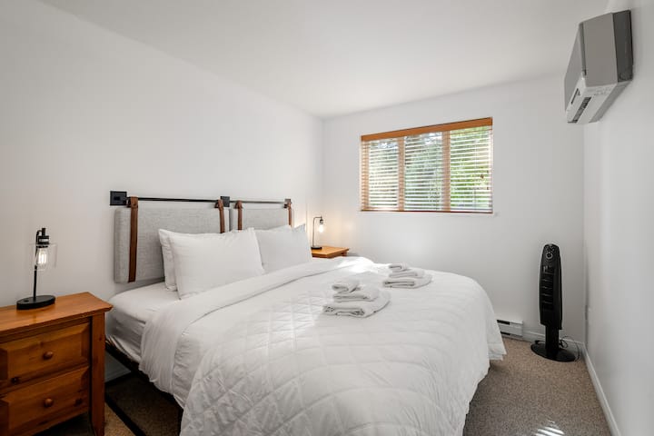 Მთავარი საძინებელი, რომელშიც არის დიდი საწოლი, ფართო კარადა და სააბაზანო. 