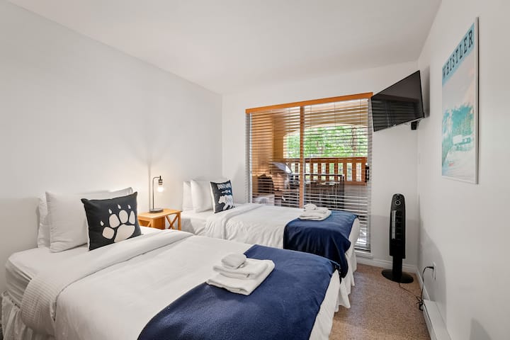 Მეორე ოთახი ორი ორადგილიანი საწოლითა და კარადით. 