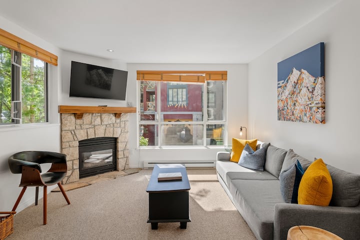 Ფართო მისაღები ოთახი, რომელიც გამოირჩევა თბილი და მიმზიდველი გაზის ბუხრით, იდეალურია მყუდრო ღამეებისთვის.  Გასაშლელი დივანი დამატებით საძილე პირობებს გთავაზობთ. 