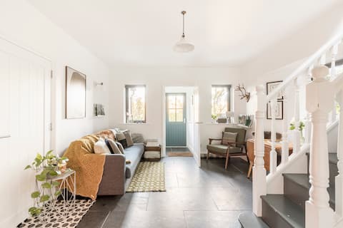 5* Gower holiday cabin - walk to Three Cliffs Bay