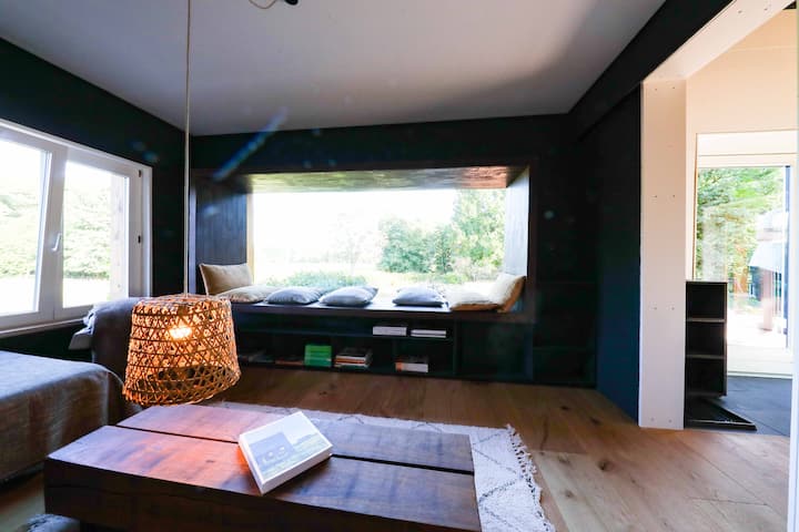 Slaapkamer 2/Uitzichtkamer/zitraam met uitzicht op de groene omgeving en richting de Spree